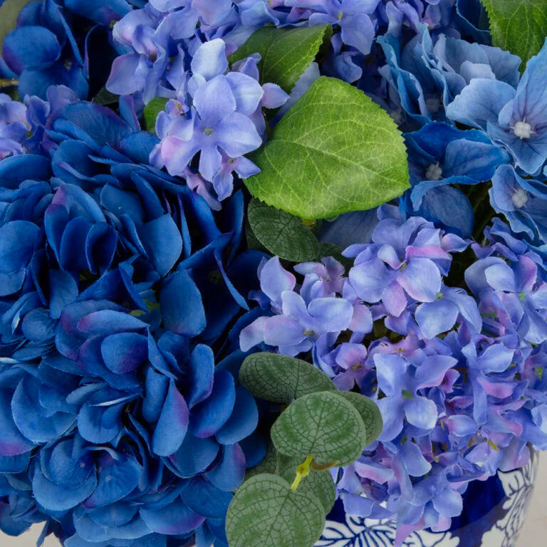 Mavi Ortanca Aranjmanı – Çiçek Motifli Seramik Vazoda